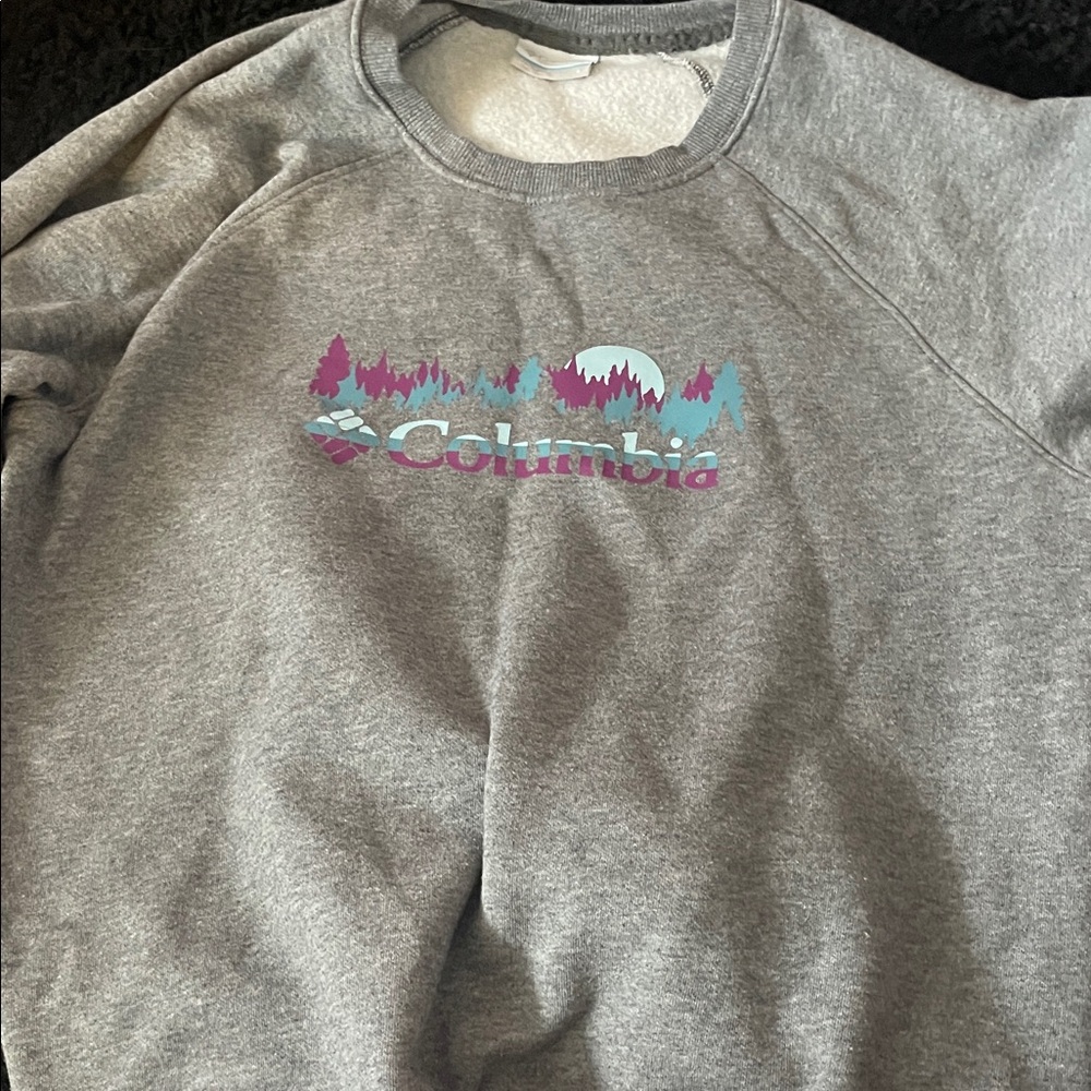 Columbia Heather Gray Sweatshirt with Vibrant Graphic